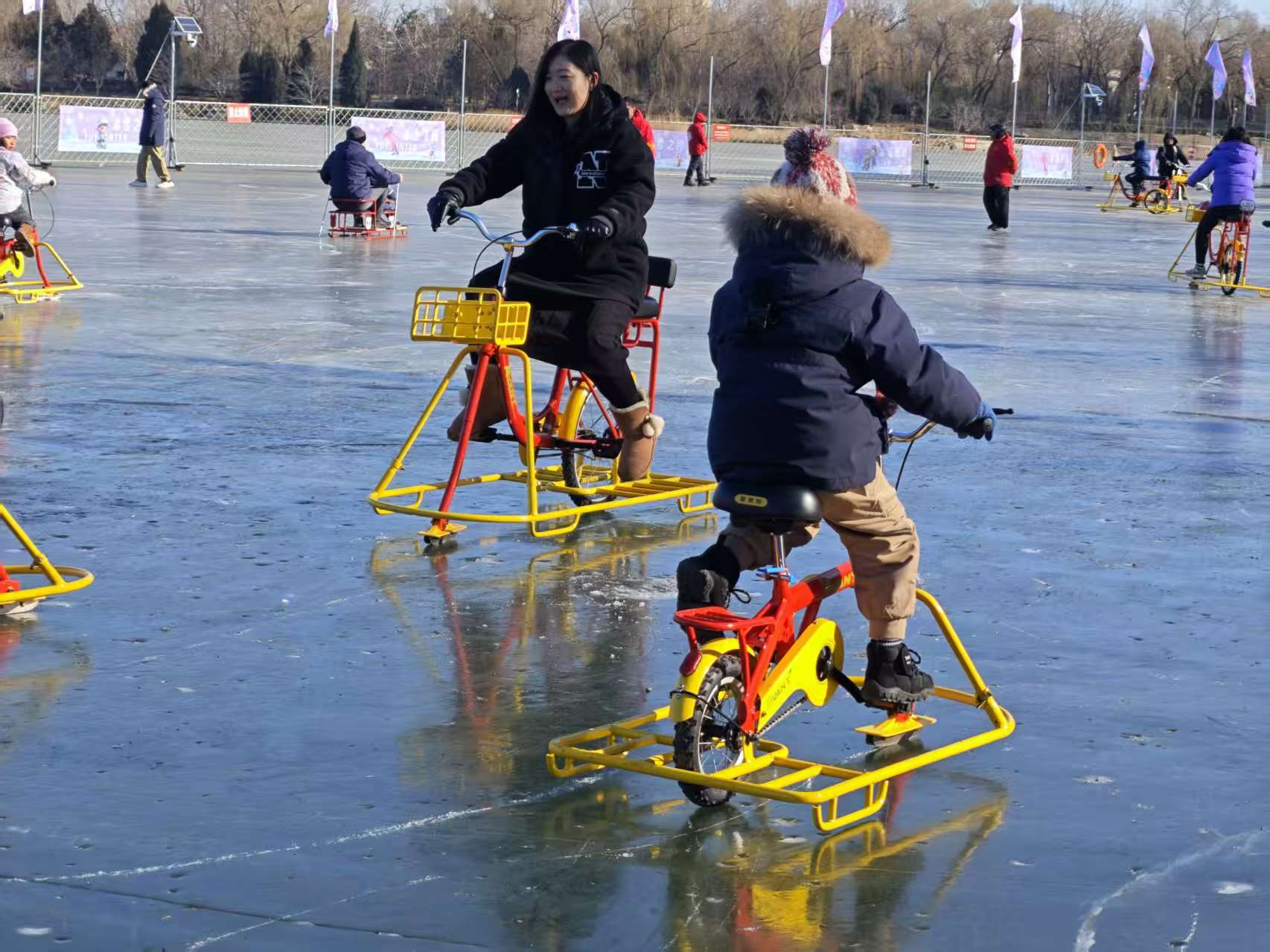 五大联赛直播-北京市属公园冰场陆续开放，部分设有速滑区