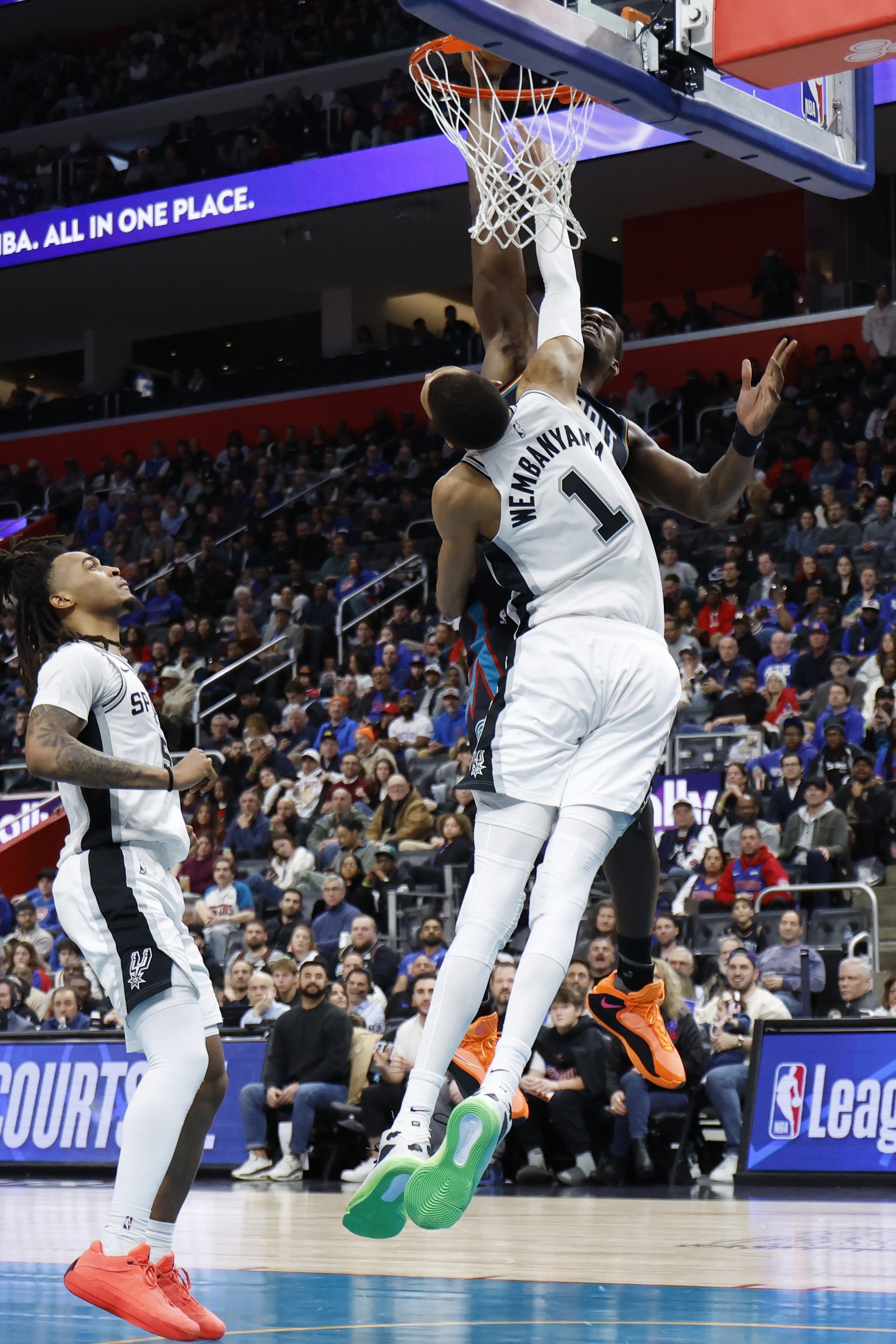 看球直播-仅次文班&amp;鲨鱼！杜伦单场砍至少30分15板且0失误 历史第3年轻中锋